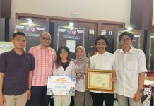 Bantu Jemaah Haji, Mahasiswa ITS Kembangkan Mecca Mate (dari kiri) Rizal Risnanda Hutama SKom MKom, Ir Achmad Holil Noor Ali MKom bersama Hanny, Fathia Rahmanisa, Luthfi Hakim Irawan, dan Kahfin Ilham sebagai tim perancang Mecca Mate (foto : ist)