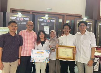 Bantu Jemaah Haji, Mahasiswa ITS Kembangkan Mecca Mate (dari kiri) Rizal Risnanda Hutama SKom MKom, Ir Achmad Holil Noor Ali MKom bersama Hanny, Fathia Rahmanisa, Luthfi Hakim Irawan, dan Kahfin Ilham sebagai tim perancang Mecca Mate (foto : ist)