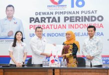 Khofifah-Emil Resmi Terima Surat Dukungan dari Partai Perindo untuk Pilgub Jatim 2024 Khofifah-Emil Resmi Terima Surat Dukungan dari Partai Perindo untuk Pilgub Jatim 2024 (foto : ist)