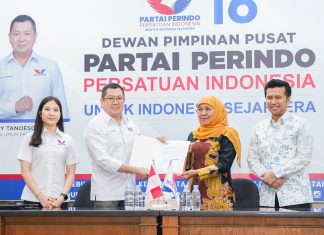 Khofifah-Emil Resmi Terima Surat Dukungan dari Partai Perindo untuk Pilgub Jatim 2024 Khofifah-Emil Resmi Terima Surat Dukungan dari Partai Perindo untuk Pilgub Jatim 2024 (foto : ist)