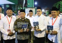 Pj. Gubernur Adhy Lepas 366 Jamaah Haji Kloter Pertama Embarkasi Surabaya, Pesankan Jaga Ketahanan Fisik dan Mental Pj. Gubernur Adhy Lepas 366 Jamaah Haji Kloter Pertama Embarkasi Surabaya, Pesankan Jaga Ketahanan Fisik dan Mental