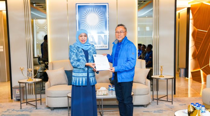 PAN Resmi Serahkan SK Rekom Pilgub Jatim 2024 untuk Khofifah-Emil PAN Resmi Serahkan SK Rekom Pilgub Jatim 2024 untuk Khofifah-Emil, Khofifah: Alhamdulillah Dukungan Parpol Semakin Solid (foto : ist)