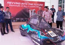 Siap Pertahankan Juara, Tim Sapuangin ITS Luncurkan Mobil Terbarunya GM Tim Sapuangin ITS Rayhan Naufal Hafizh (kiri), Pembimbing Non-Teknis Tim Sapuangin ITS Dr Ir Atok Setiawan MEngSc (dua dari kiri), Direktur Kemahasiswaan ITS Dr Imam Abadi ST MT (tiga dari kanan), dan Pembimbing Teknis Tim Sapuangin ITS Dr Ir Witantyo MEngSc (empat dari kiri) saat peluncuran mobil terbaru Sapuangin ITS (foto : ist)