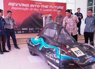 Siap Pertahankan Juara, Tim Sapuangin ITS Luncurkan Mobil Terbarunya GM Tim Sapuangin ITS Rayhan Naufal Hafizh (kiri), Pembimbing Non-Teknis Tim Sapuangin ITS Dr Ir Atok Setiawan MEngSc (dua dari kiri), Direktur Kemahasiswaan ITS Dr Imam Abadi ST MT (tiga dari kanan), dan Pembimbing Teknis Tim Sapuangin ITS Dr Ir Witantyo MEngSc (empat dari kiri) saat peluncuran mobil terbaru Sapuangin ITS (foto : ist)