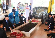 Ziarah ke Makam Bung Karno, Pj. Gubernur Jatim Ajak Kuatkan Gotong Royong dan Persatuan Ziarah ke Makam Bung Karno, Pj. Gubernur Jatim Ajak Kuatkan Gotong Royong dan Persatuan (foto : ist)