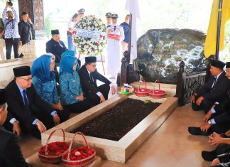 Ziarah ke Makam Bung Karno, Pj. Gubernur Jatim Ajak Kuatkan Gotong Royong dan Persatuan Ziarah ke Makam Bung Karno, Pj. Gubernur Jatim Ajak Kuatkan Gotong Royong dan Persatuan (foto : ist)