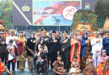 Pj. Gubernur Jatim Terima Piagam dan Pin Emas dari Kapolri di Hari Bhayangkara ke-78 Pj. Gubernur Jatim Terima Piagam dan Pin Emas dari Kapolri di Hari Bhayangkara ke-78 (foto : ist)