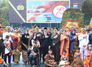 Pj. Gubernur Jatim Terima Piagam dan Pin Emas dari Kapolri di Hari Bhayangkara ke-78 Pj. Gubernur Jatim Terima Piagam dan Pin Emas dari Kapolri di Hari Bhayangkara ke-78 (foto : ist)