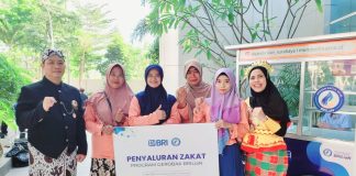 BRI BO Sidoarjo Bagikan Gerobak Pedagang Kali Lima Untuk Warga Kurang Mampu BRI BO Sidoarjo Bagikan Gerobak Pedagang Kali Lima Untuk Warga Kurang Mampu (foto : ist)