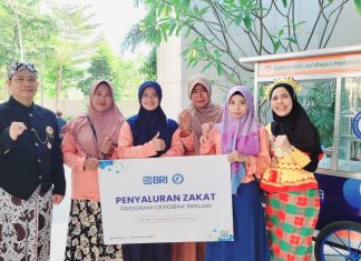 BRI BO Sidoarjo Bagikan Gerobak Pedagang Kali Lima Untuk Warga Kurang Mampu BRI BO Sidoarjo Bagikan Gerobak Pedagang Kali Lima Untuk Warga Kurang Mampu (foto : ist)