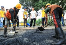 Pastikan Keamanan Pengguna Jalan, Wagub Jatim Cek Proses Penambalan Jalan di Poros Nasional Pantura Lamongan Babat Pastikan Keamanan Pengguna Jalan, Wagub Jatim Cek Proses Penambalan Jalan di Poros Nasional Pantura Lamongan Babat (foto : ist)