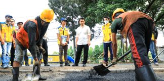 Pastikan Keamanan Pengguna Jalan, Wagub Jatim Cek Proses Penambalan Jalan di Poros Nasional Pantura Lamongan Babat Pastikan Keamanan Pengguna Jalan, Wagub Jatim Cek Proses Penambalan Jalan di Poros Nasional Pantura Lamongan Babat (foto : ist)