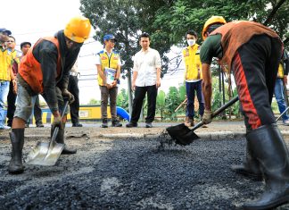 Pastikan Keamanan Pengguna Jalan, Wagub Jatim Cek Proses Penambalan Jalan di Poros Nasional Pantura Lamongan Babat Pastikan Keamanan Pengguna Jalan, Wagub Jatim Cek Proses Penambalan Jalan di Poros Nasional Pantura Lamongan Babat (foto : ist)