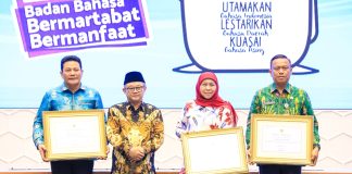 Gubernur Khofifah Terima Penghargaan Menteri Dikdasmen Atas Kinerja Tinggi UKBI 2021-2024 Gubernur Khofifah Terima Penghargaan Menteri Dikdasmen Atas Kinerja Tinggi UKBI 2021-2024 (foto : ist)