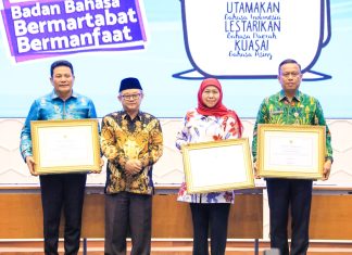 Gubernur Khofifah Terima Penghargaan Menteri Dikdasmen Atas Kinerja Tinggi UKBI 2021-2024 Gubernur Khofifah Terima Penghargaan Menteri Dikdasmen Atas Kinerja Tinggi UKBI 2021-2024 (foto : ist)