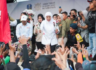 Gubernur Khofifah Bersama Ribuan Buruh se Jatim Sepakati 17 Tuntutan di Hari Buruh Internasional Gubernur Khofifah Bersama Ribuan Buruh se Jatim Sepakati 17 Tuntutan di Hari Buruh Internasional (foto : ist)