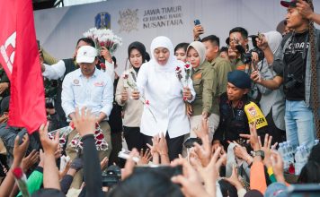 Gubernur Khofifah Bersama Ribuan Buruh se Jatim Sepakati 17 Tuntutan di Hari Buruh Internasional Gubernur Khofifah Bersama Ribuan Buruh se Jatim Sepakati 17 Tuntutan di Hari Buruh Internasional (foto : ist)