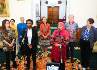 Gubernur Khofifah Optimis Dua Program Master Degree King’s College London Kuatkan Kualitas SDM Jatim Gubernur Khofifah Optimis Dua Program Master Degree King’s College London Kuatkan Kualitas SDM Jatim (foto : ist)