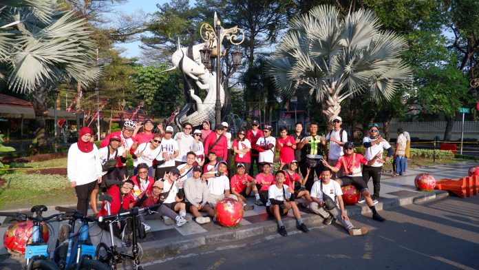 Jelang Hari Kemerdekaan, Staff Premier Place Hotel Gowes Bersama Keliling Surabaya (foto : ist) Jelang Hari Kemerdekaan, Staff Premier Place Hotel Gowes Bersama Keliling Surabaya (foto : ist)