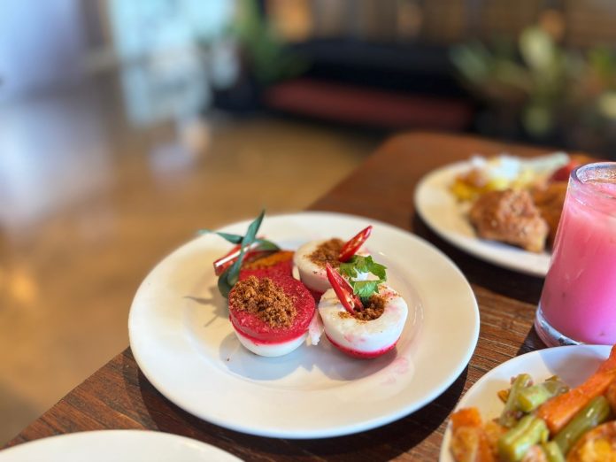 Sajian Spesial Talam Merah Putih Perpaduan Rasa Bandeng, Udang dan Ebi Khas Sidoarjo (foto : ist) Sajian Spesial Talam Merah Putih Perpaduan Rasa Bandeng, Udang dan Ebi Khas Sidoarjo (foto : ist)