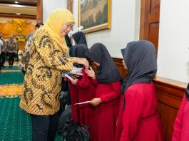 Genap Satu Tahun Dilantik Presiden Prabowo, Gubernur Khofifah dan Wagub Emil Santuni Anak Yatim dan Pengemudi Ojol di Grahadi