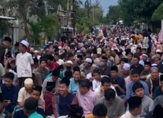 Ribuan Warga Sumenep Booking Tempat Tarawih Sejak Siang, Ternyata Ada Tradisi Tahunan Bagi-bagi Amplop Rp300 Ribu