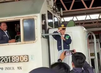 Viral Momen Hangat Bocah Berfoto di Lokomotif Kereta, Pengunggah Video Ungkap Awalnya Hanya Iseng untuk Update Instagram Story