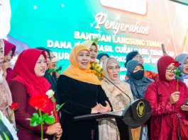 Momentum Hari Kartini 2026, Gubernur Khofifah Salurkan DBHCHT untuk 315 Buruh Rokok dan Bantuan KIP Putri Jawara bagi 300 Perempuan di PT Gelora Djaja Surabaya