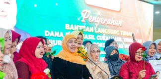 Momentum Hari Kartini 2026, Gubernur Khofifah Salurkan DBHCHT untuk 315 Buruh Rokok dan Bantuan KIP Putri Jawara bagi 300 Perempuan di PT Gelora Djaja Surabaya