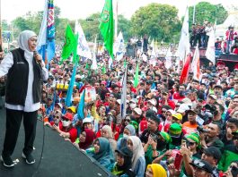 Gubernur Khofifah, Wagub Emil dan Forkopimda Jatim Bersama Ribuan Buruh Peringati May Day 2026 di Halaman Kantor Gubernur Jawa Timur
