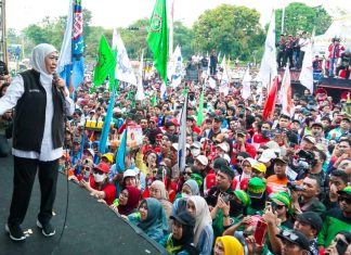 Gubernur Khofifah, Wagub Emil dan Forkopimda Jatim Bersama Ribuan Buruh Peringati May Day 2026 di Halaman Kantor Gubernur Jawa Timur