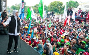 Gubernur Khofifah, Wagub Emil dan Forkopimda Jatim Bersama Ribuan Buruh Peringati May Day 2026 di Halaman Kantor Gubernur Jawa Timur