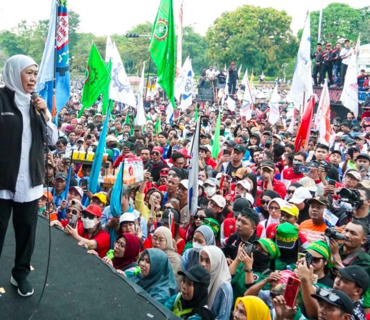 Gubernur Khofifah, Wagub Emil dan Forkopimda Jatim Bersama Ribuan Buruh Peringati May Day 2026 di Halaman Kantor Gubernur Jawa Timur