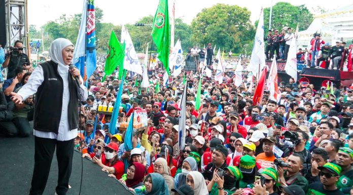 Gubernur Khofifah, Wagub Emil dan Forkopimda Jatim Bersama Ribuan Buruh Peringati May Day 2026 di Halaman Kantor Gubernur Jawa Timur