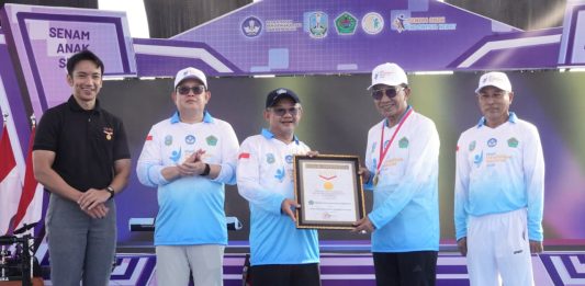 Sekdaprov Adhy Apresiasi Pemkab Pamekasan Pecahkan Rekor MURI “Senam Anak Indonesia Hebat”