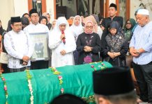 Gubernur Khofifah, Menteri PPPA dan Sesdirjen Layanan Haji Lepas Jenazah Kepala Asrama Haji Surabaya Hj Fentin Istifa’iyah Menuju Peristirahatan Terakhir