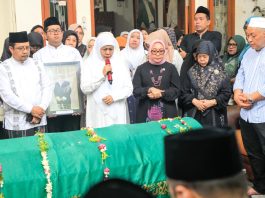 Gubernur Khofifah, Menteri PPPA dan Sesdirjen Layanan Haji Lepas Jenazah Kepala Asrama Haji Surabaya Hj Fentin Istifa’iyah Menuju Peristirahatan Terakhir
