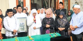 Gubernur Khofifah, Menteri PPPA dan Sesdirjen Layanan Haji Lepas Jenazah Kepala Asrama Haji Surabaya Hj Fentin Istifa’iyah Menuju Peristirahatan Terakhir