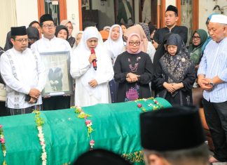 Gubernur Khofifah, Menteri PPPA dan Sesdirjen Layanan Haji Lepas Jenazah Kepala Asrama Haji Surabaya Hj Fentin Istifa’iyah Menuju Peristirahatan Terakhir