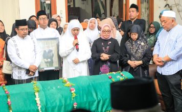 Gubernur Khofifah, Menteri PPPA dan Sesdirjen Layanan Haji Lepas Jenazah Kepala Asrama Haji Surabaya Hj Fentin Istifa’iyah Menuju Peristirahatan Terakhir