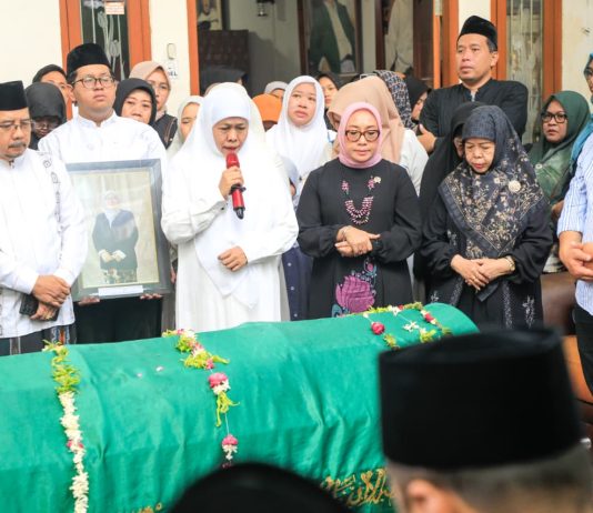 Gubernur Khofifah, Menteri PPPA dan Sesdirjen Layanan Haji Lepas Jenazah Kepala Asrama Haji Surabaya Hj Fentin Istifa’iyah Menuju Peristirahatan Terakhir