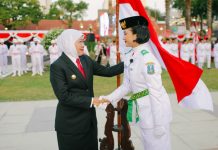 Gubernur Khofifah Kukuhkan 76 Paskibraka Jatim untuk HUT ke-81 Kemerdekaan RI, Tegaskan Amanah Jaga dan Perkuat Semangat NKRI