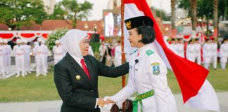 Gubernur Khofifah Kukuhkan 76 Paskibraka Jatim untuk HUT ke-81 Kemerdekaan RI, Tegaskan Amanah Jaga dan Perkuat Semangat NKRI