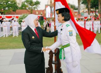 Gubernur Khofifah Kukuhkan 76 Paskibraka Jatim untuk HUT ke-81 Kemerdekaan RI, Tegaskan Amanah Jaga dan Perkuat Semangat NKRI