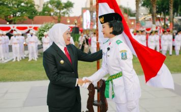 Gubernur Khofifah Kukuhkan 76 Paskibraka Jatim untuk HUT ke-81 Kemerdekaan RI, Tegaskan Amanah Jaga dan Perkuat Semangat NKRI