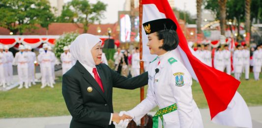 Gubernur Khofifah Kukuhkan 76 Paskibraka Jatim untuk HUT ke-81 Kemerdekaan RI, Tegaskan Amanah Jaga dan Perkuat Semangat NKRI
