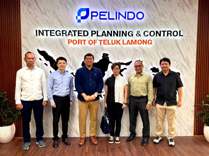Kunjungan OOCL Shipping Line ke Integrated Planning and Control Room TPK Teluk Lamong (1)